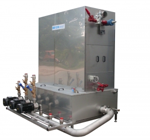 Rieselfilmverdampfer/Rieselkühler mit  Pumpenstation zur Eiswasserkühlung.  Verwendetes Kältemittel: R717 (Ammoniak)  